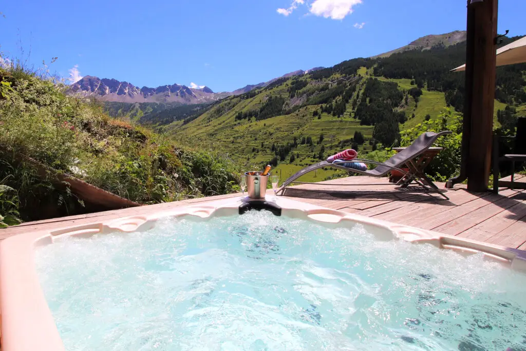 Chalet de Luxe à Vars avec Jacuzzi Extérieur | Été