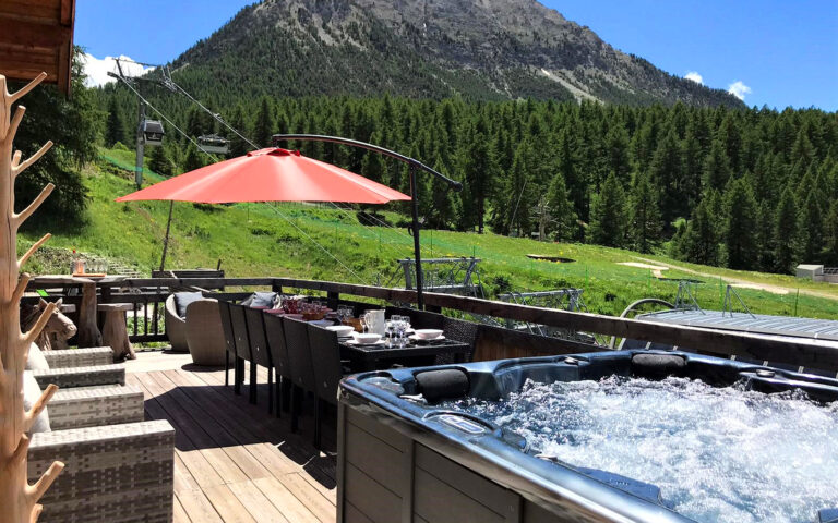 Montagne avec terrasse de chalet et jacuzzi