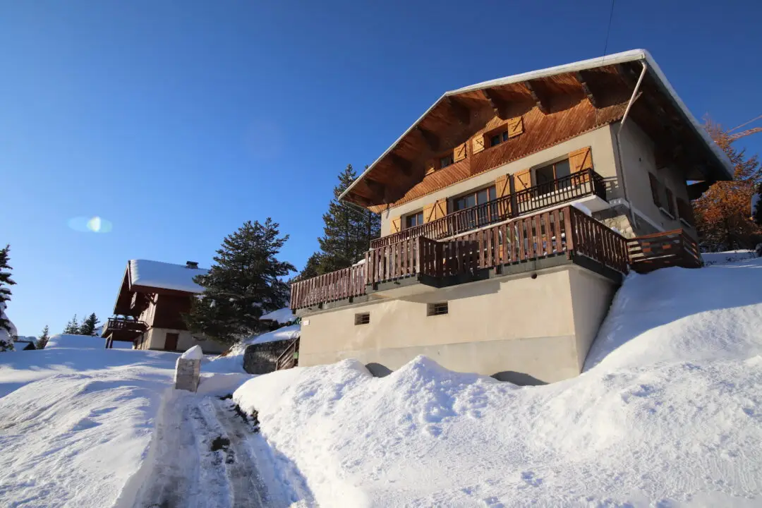 chalet-soldanelle-montgenevre-parking-hiver
