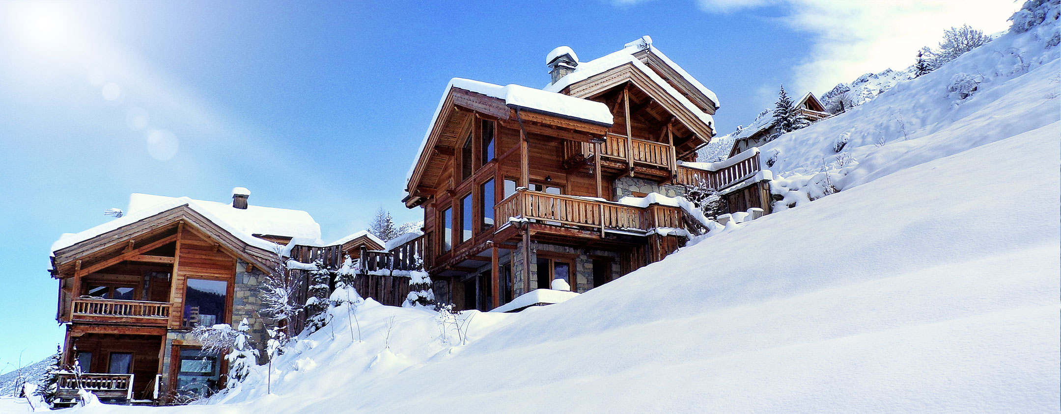 chalets-c-et-d-vars-exterieur-neige.jpg Vue extérieure des Chalet C et Chalet D à Vars sous la neige, révélant leur architecture traditionnelle en pierre et bois au cœur d'un paysage d'hiver.