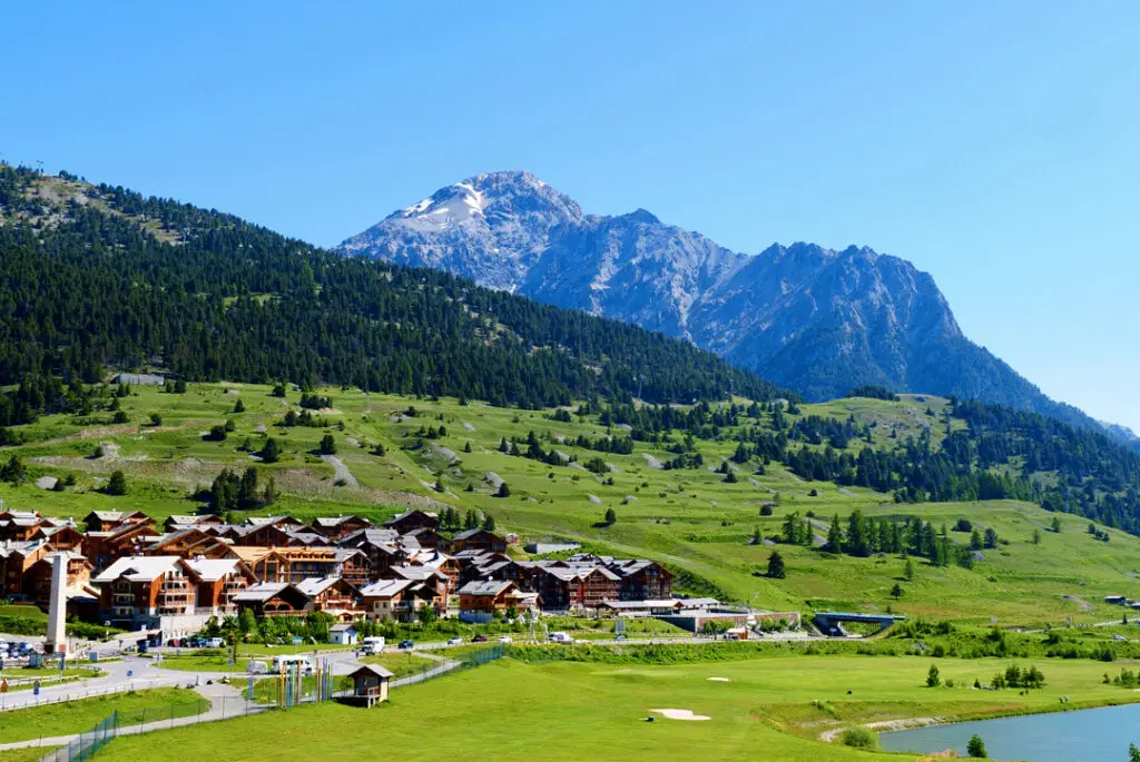 Station de montagne en été à Montgenèvre