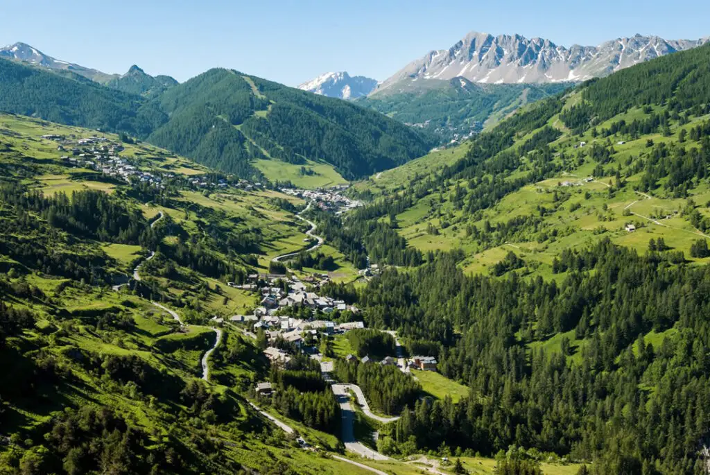 Station de montagne en été à Vars