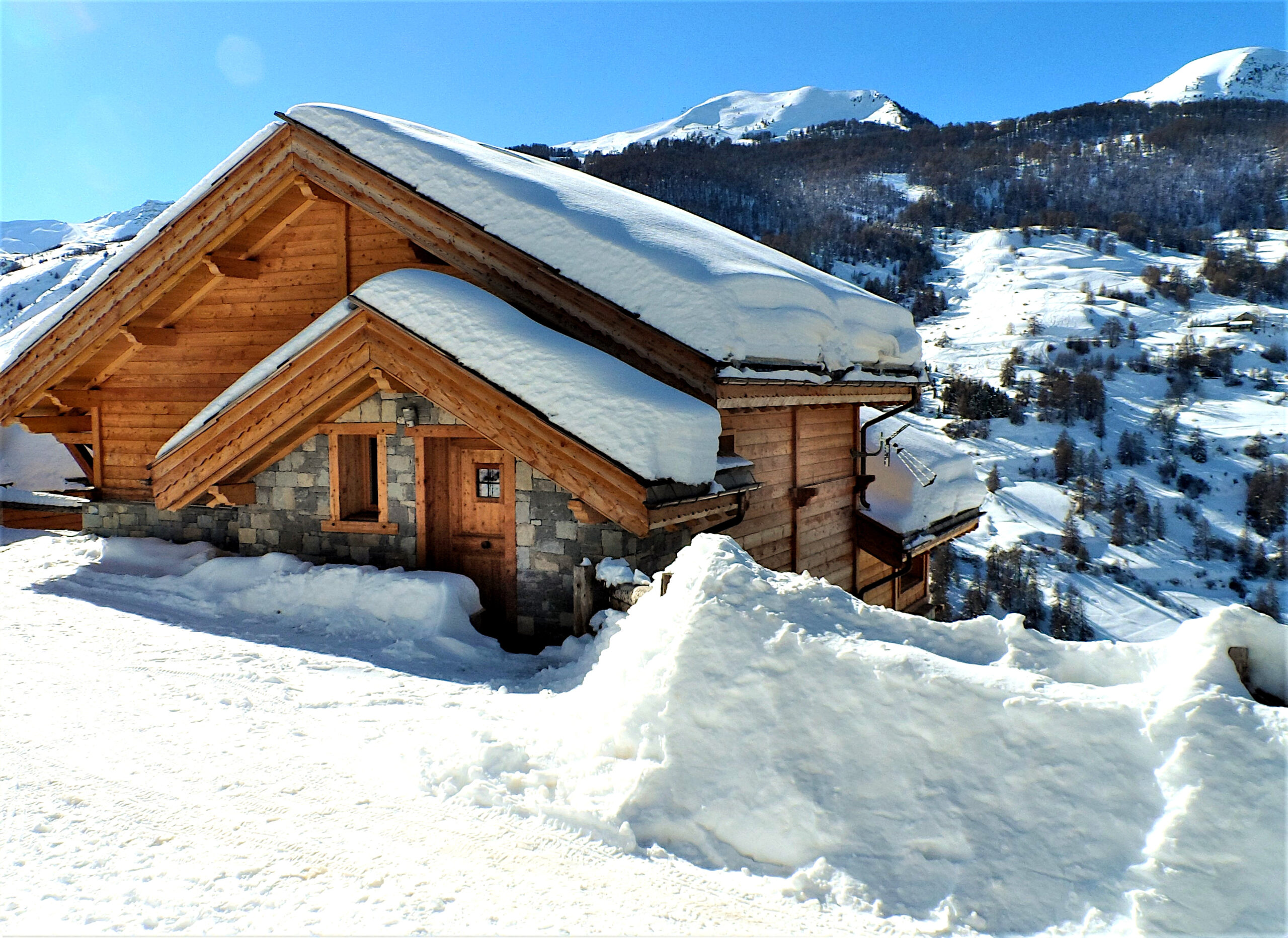 Architecture extérieure en bois du Chalet A en hiver, situé face à la montagnes à de Vars