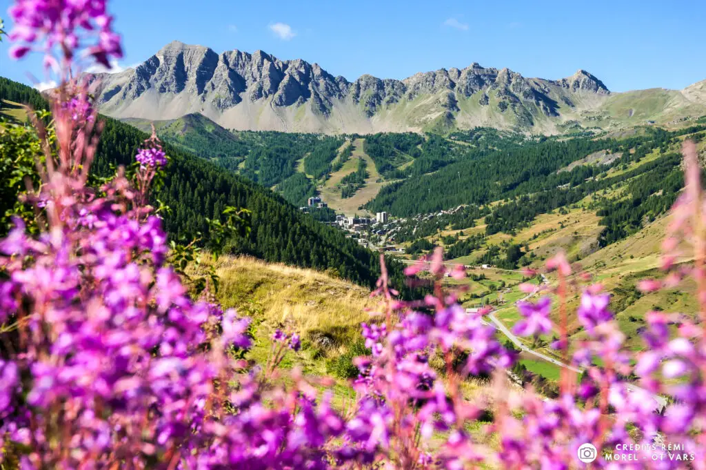 Les crêtes de l'Eyssina couronnent la vallée de Vars en été.