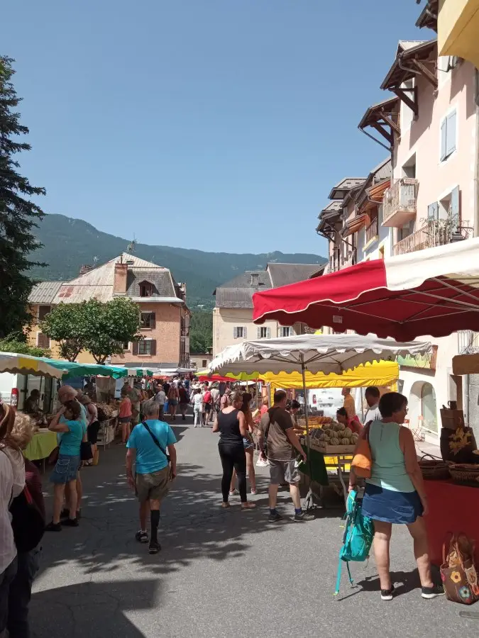 Marché estivale à Guillestre