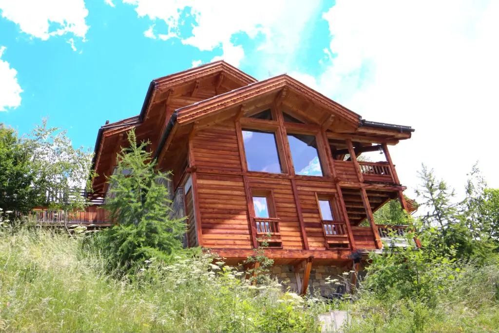 Profitez du calme absolu et de la nature environnante lors de votre séjour estival au Chalet C, à Vars Sainte-Catherine.