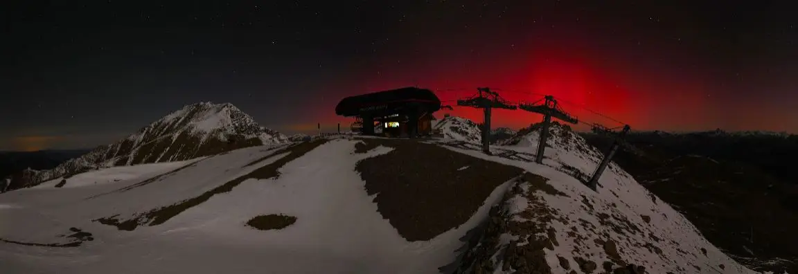 Dans la nuit du 11 novembre 2025, une aurore boréale a illuminé le ciel de Vars. Retour sur ce phénomène rare dans les Hautes-Alpes et sur les conditions d’observation.