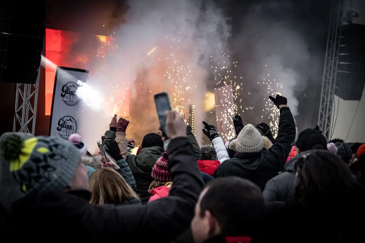 Public devant la scène du festival Gliss & Mix à Vars, feux d’artifice et DJ sets sur le front de neige — événement solidaire (4 & 5 avril)