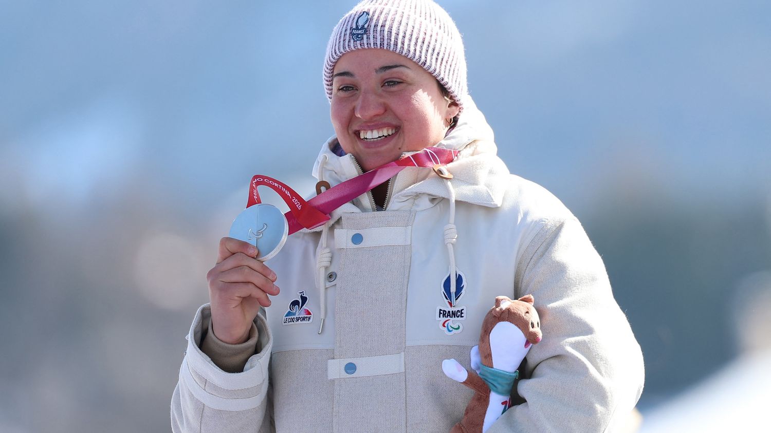 Aurélie Richard célèbre une médaille aux Jeux Paralympiques d’hiver Milano Cortina 2026