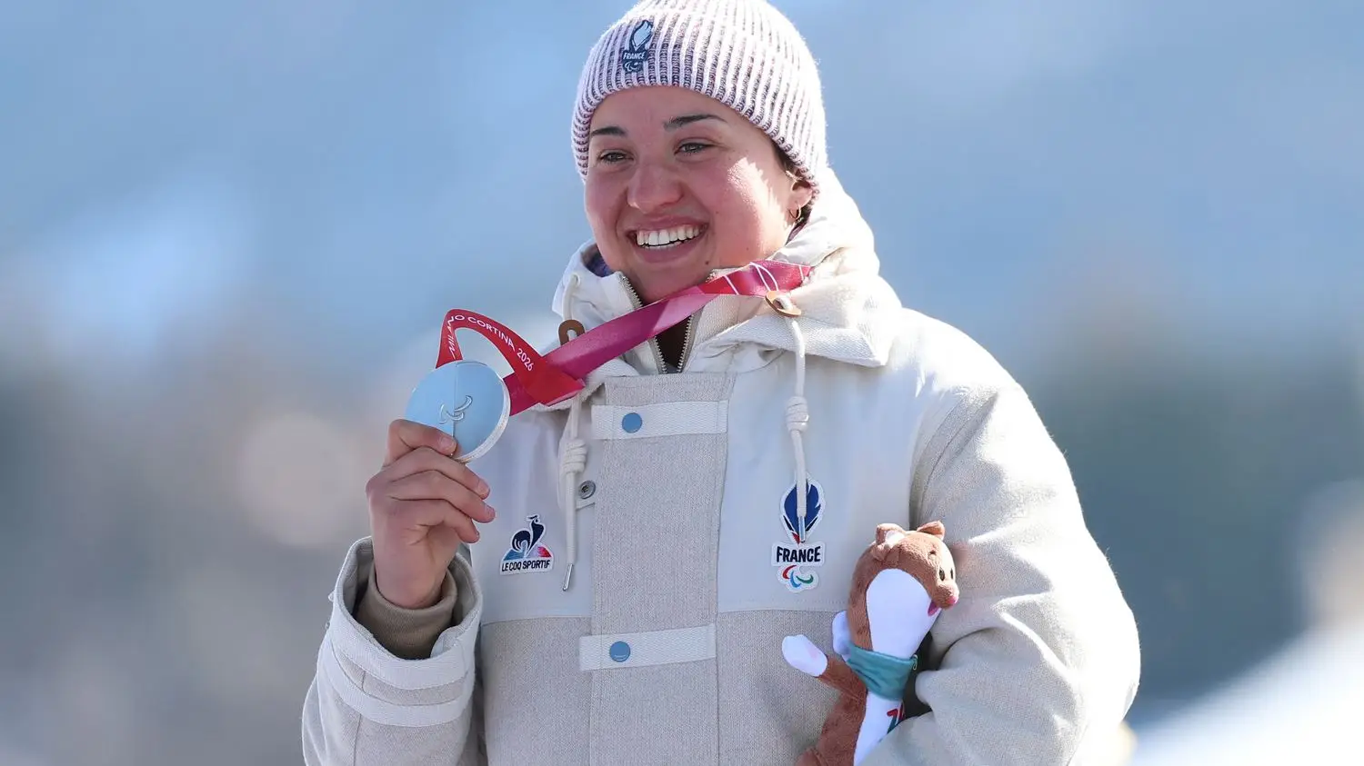 Aurélie Richard célèbre une médaille aux Jeux Paralympiques d’hiver Milano Cortina 2026
