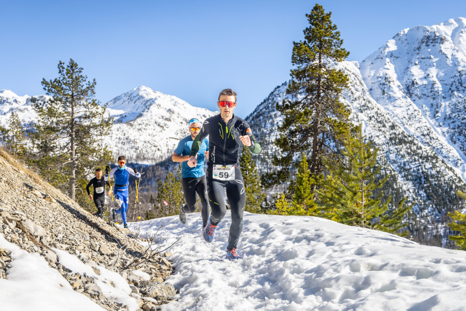 Coureurs lors du Triathlon des Neiges à Montgenèvre le 14 mars 2026 sur un sentier enneigé face aux sommets