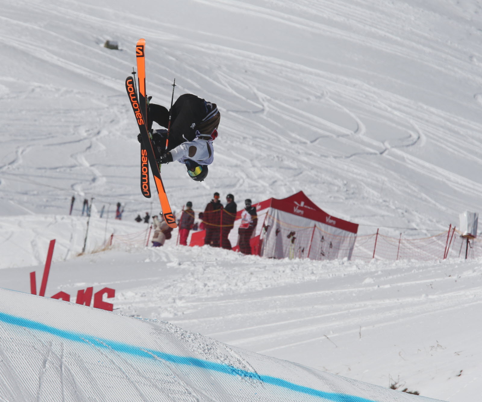 Rider en backflip lors du championnat de freestyle à Vars sur le snowpark de La Forêt Blanche
