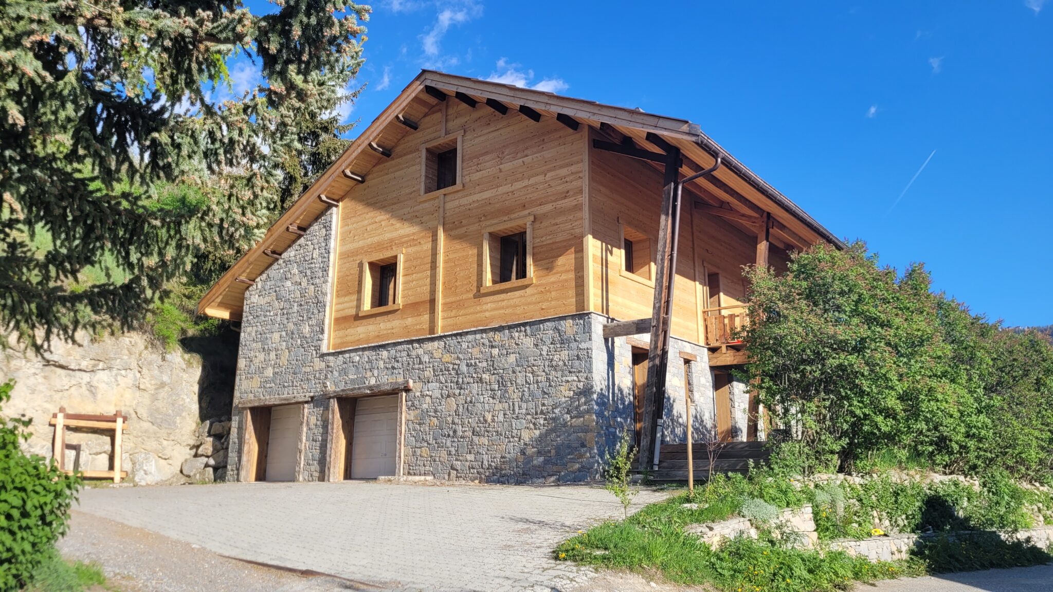 Chalet Chantelevent à Vars, vue de face sur l’entrée et le parking.