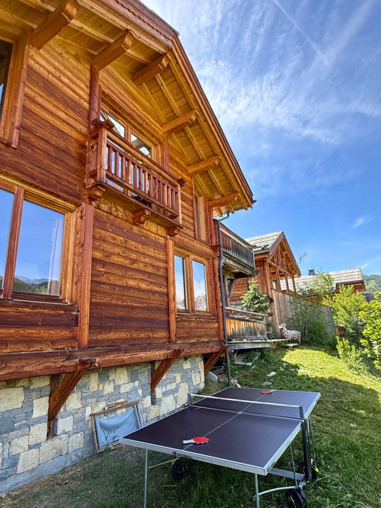 Table de ping-pong installée à l'extérieur du chalet en pierre et bois à Vars avec vue sur la crête de l'Essyna.
